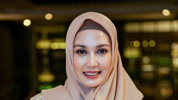 Dina Lorenza Menanggapi Rumor Operasi dengan Memaparkan Perawatan Kulit dan Gaya Hidup