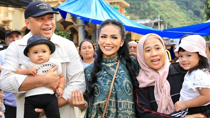 Kris Dayanti Rayakan Idul Adha di Kota Batu Bersama Cucu